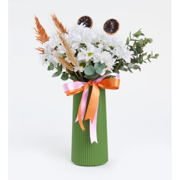 Çift Renk Kurdeleli Yeşil Polimer Vazoda Beyaz Papatyalar
