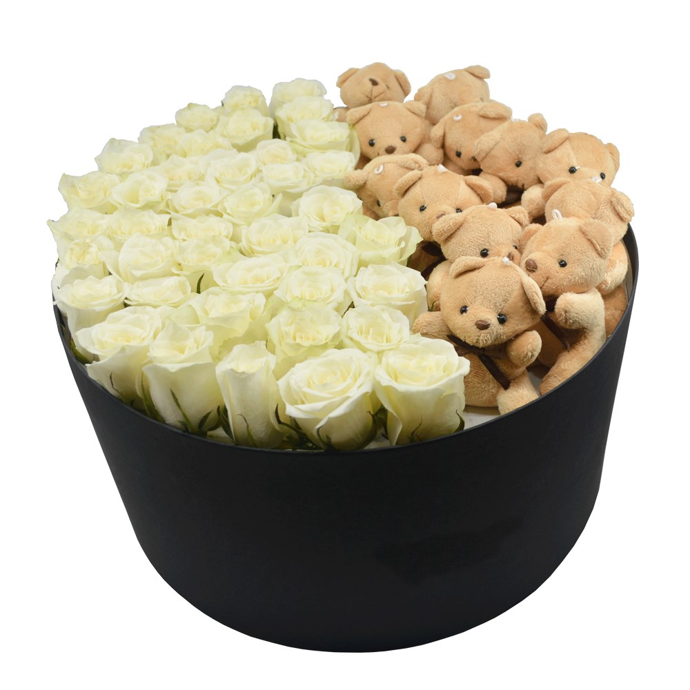 Siyah Kutuda Beyaz Gül & Mini Ayıcıklar – Masumiyet ve Sevgi Bir Arada