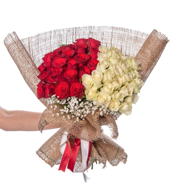 Kırmızı & Beyaz Güllü Buket – Aşk ve Zarafetin Buluşması