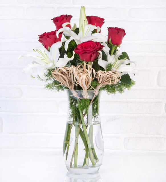 Cam Vazoda Lilyum & Kırmızı Gül – Zarafet ve Tutkunun Buluşması