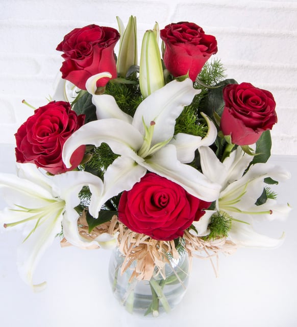 Cam Vazoda Lilyum & Kırmızı Gül – Zarafet ve Tutkunun Buluşması