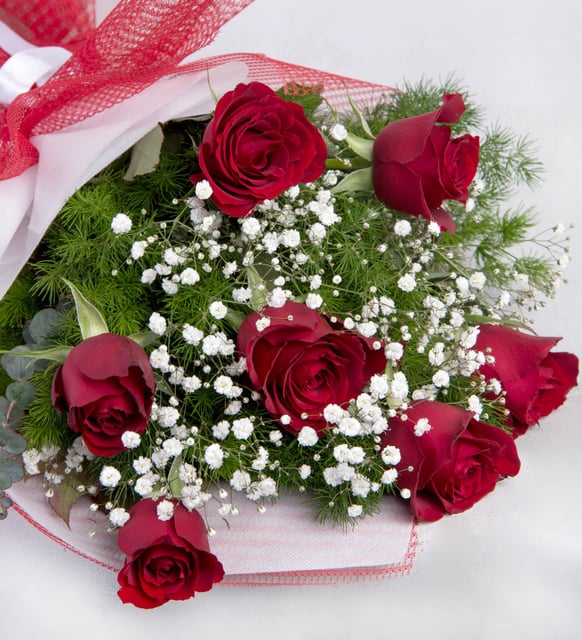 7 Kırmızı Gül Buketi – Aşkın Zarif ve Anlamlı Simgesi