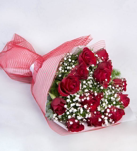 13 Kırmızı Gül Buketi – Gerçek Sevginin Güçlü İfadesi