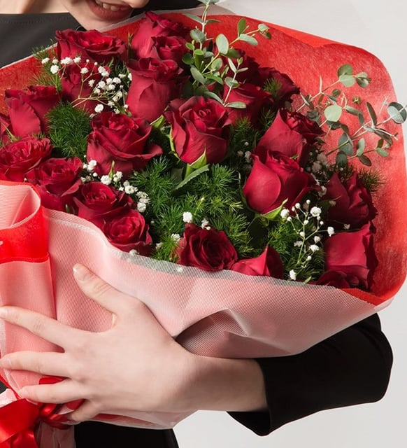 25 Kırmızı Gül Buketi – Tutkunun ve Sonsuz Sevginin İfadesi