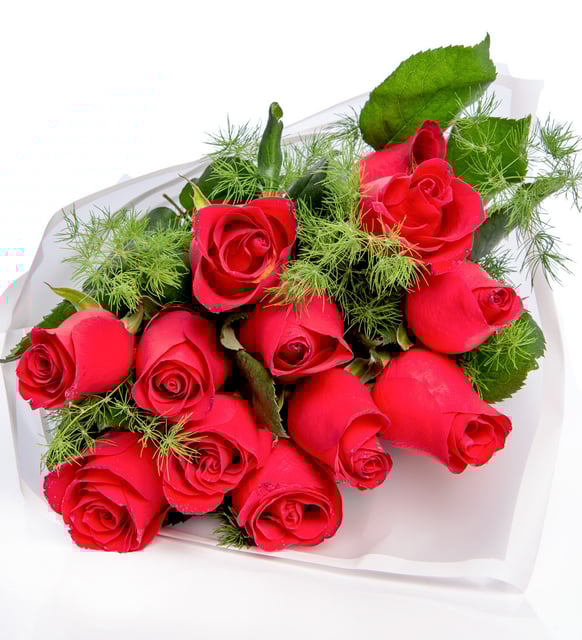 Beyaz Bukette 10 Kırmızı Gül – Zarafet ve Tutkunun Buluşması