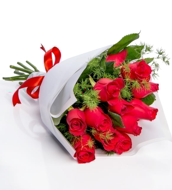 Beyaz Bukette 10 Kırmızı Gül – Zarafet ve Tutkunun Buluşması