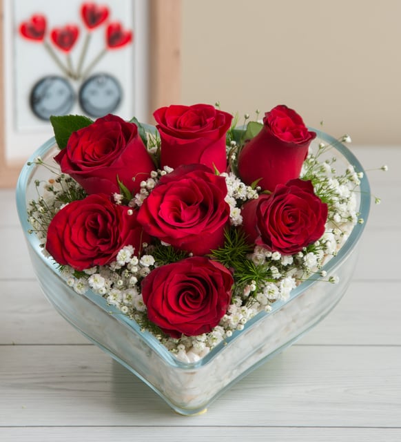 Kalp Cam Vazoda 7 Kırmızı Gül – Aşkın En Tatlı İfadesi