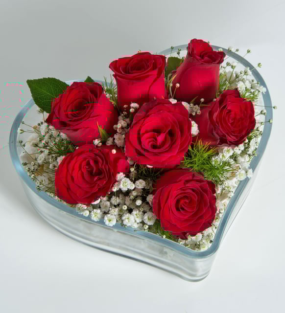 Kalp Cam Vazoda 7 Kırmızı Gül – Aşkın En Tatlı İfadesi