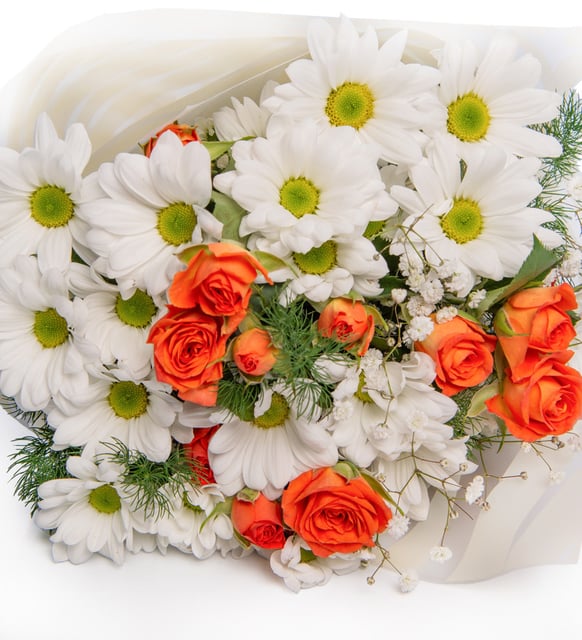 Beyaz Papatya ve Turuncu Gül Buketi – Neşe ve Zarafet