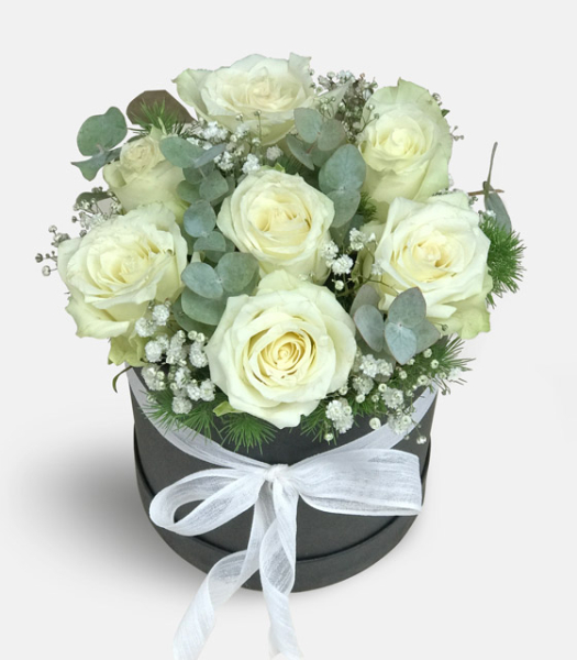 Siyah Silindir Kutuda Beyaz Güller – Zarafet ve Saflık